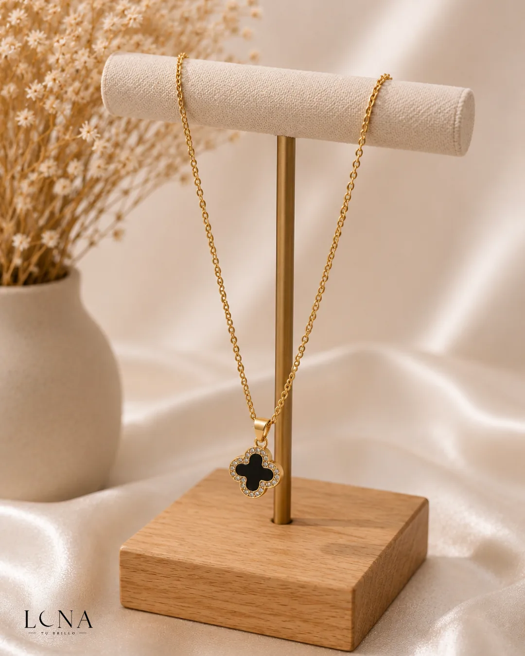 Collar dorado Luna sobre seda